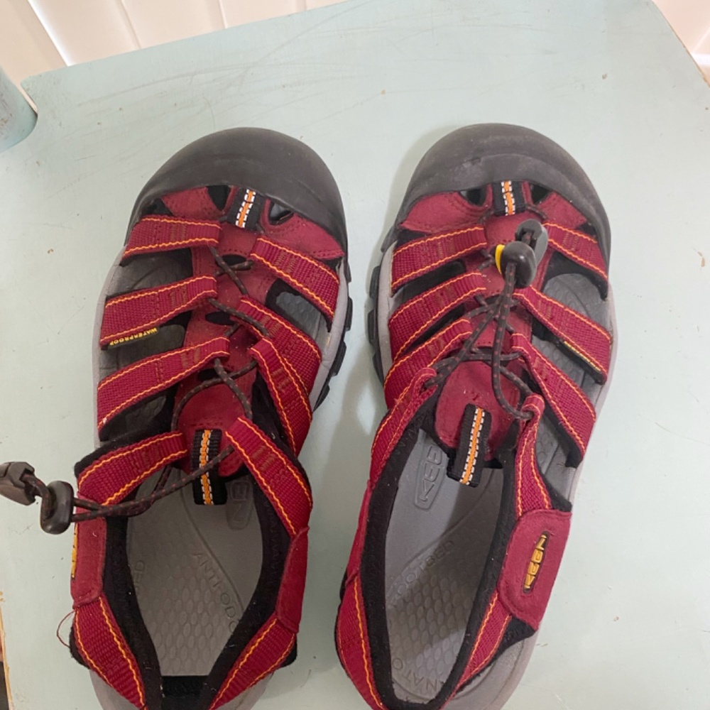 Keen Size 8 Women’s Red Outdoor Sandals - Picture 5 of 8